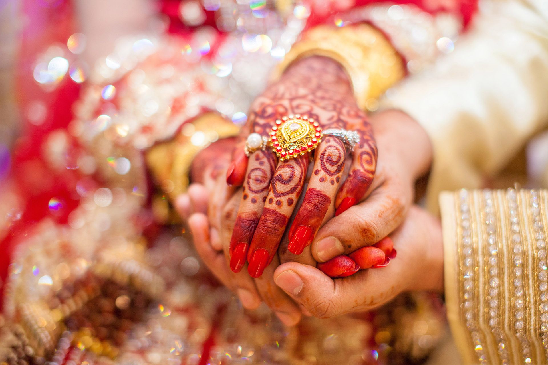 indian-wedding-hands-clasping-henna
