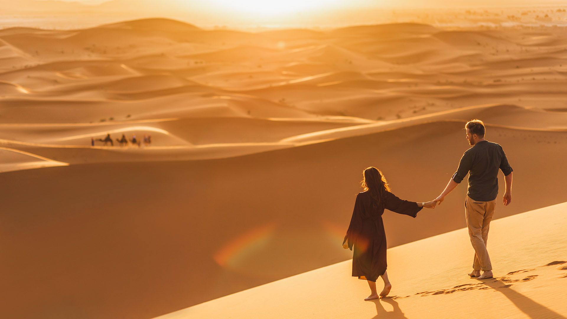 Walking in Morocco desert © Shutterstock