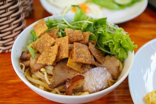 cao lau vietnam vietnam food