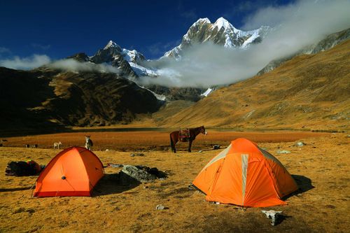 Camping in Cordiliera Huayhuash, Peru, South America © Mikadun/Shutterstock